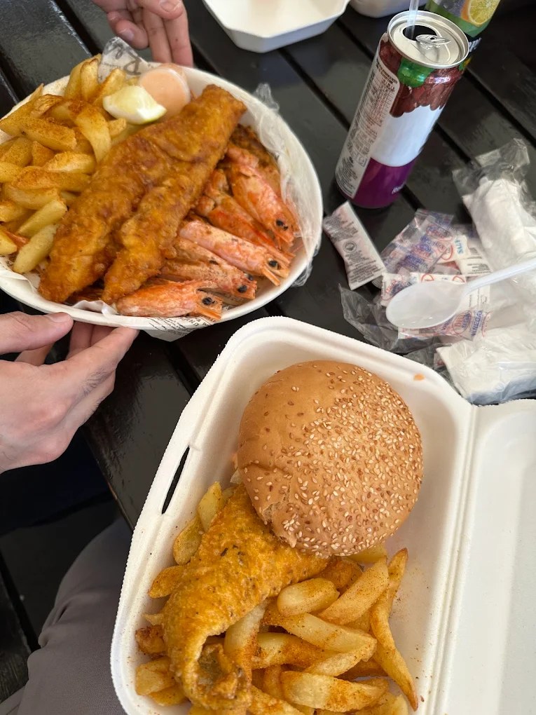 Fish burger with chips